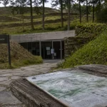 Photo de Bibracte : musée et chemin au pied du mont Beuvray sous forêt