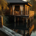 Cabane eau en Bourgogne sur pilotis, ponton en bois et étang calme