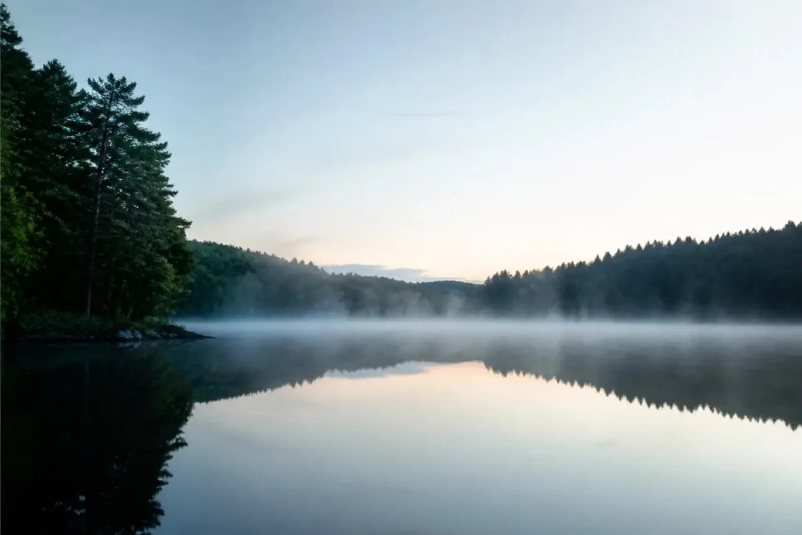 Plus beau lac du Morvan : le lac de Saint-Agnan au lever du jour, calme, forestier et photogénique