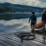 Lac des settons activités : kayak, gilet et marche vers l’eau sur la rive