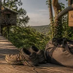 Les cabanes de Jeanne : chaussures de randonnée à l’arrivée de la cabane au Morvan