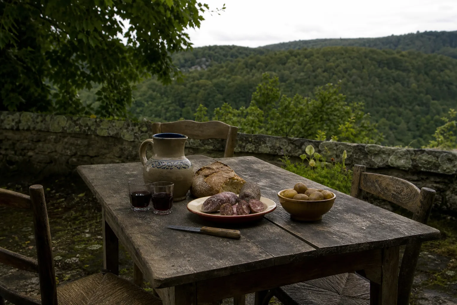 Lacs, villages et cabanes insolites : le guide du Morvan, des randonnées aux bonnes adresses.