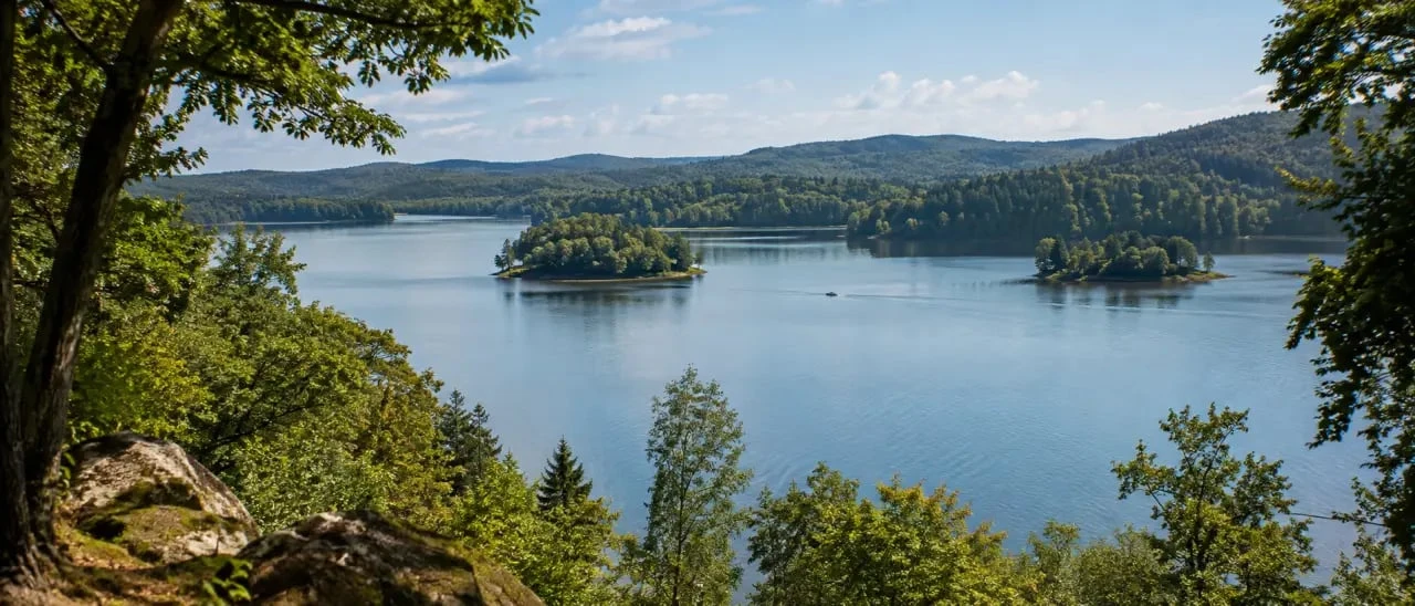Lac du Setton Morvan avec ses rives boisées et ses îles
