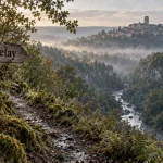 Morvan villes et villages : sentier humide vers Vézelay en brume