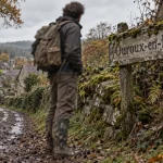 Randonnée ouroux en morvan : marcheur devant le panneau Ouroux-en-Morvan
