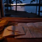 Séjour dans le Morvan : carnet et carte près d’un lac au crépuscule