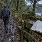 Tour du Morvan randonnée : randonneur dans le chemin creux morvandiau après la pluie