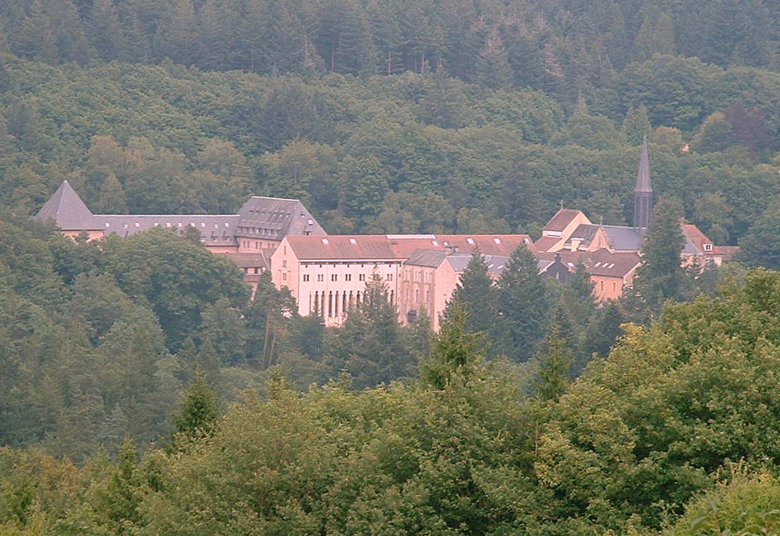 Abbaye de la Pierre-qui-Vire au milieu des bois du Morvan