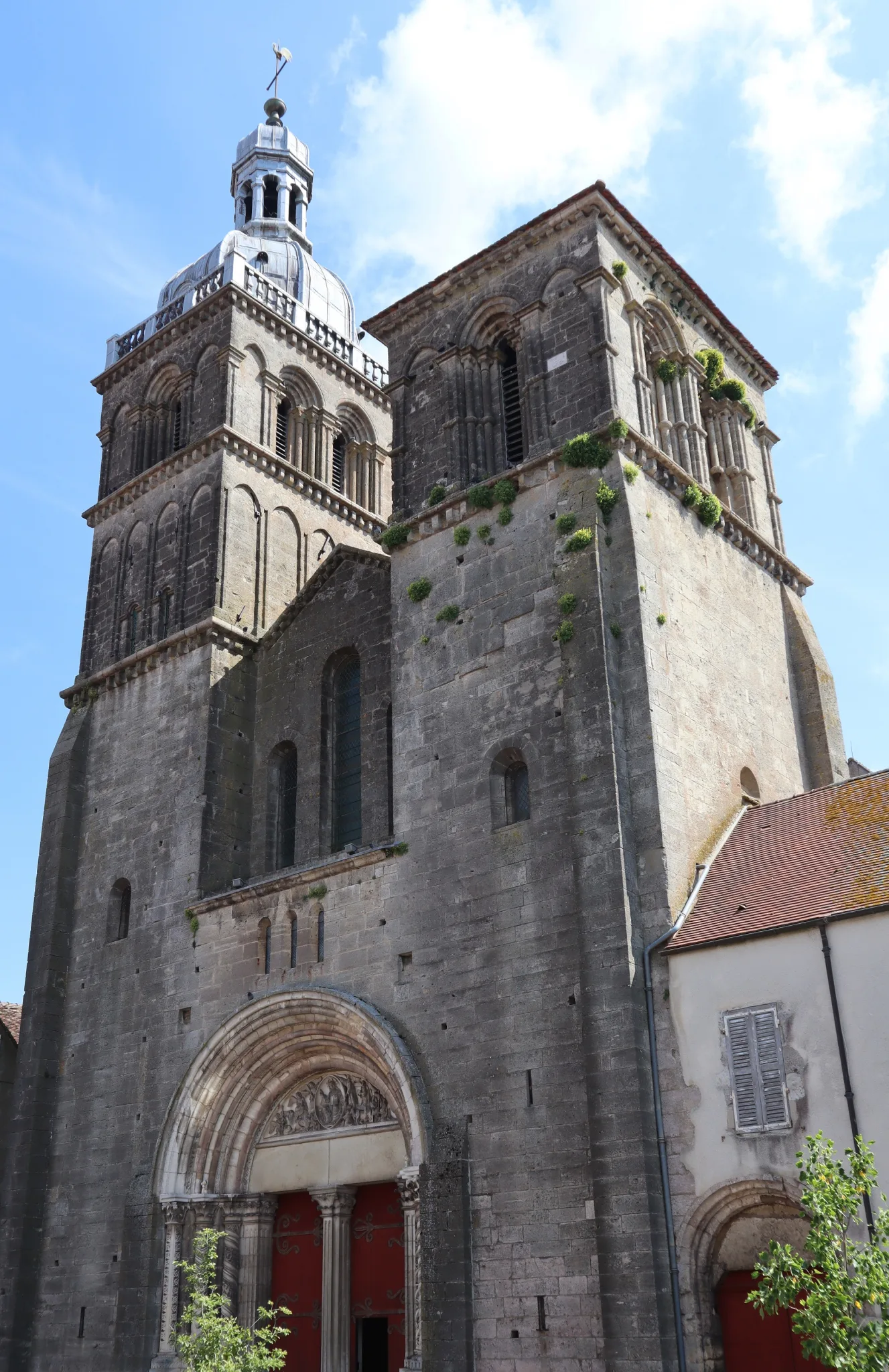 La façade de la basilique Saint-Andoche à Saulieu et ses deux tours