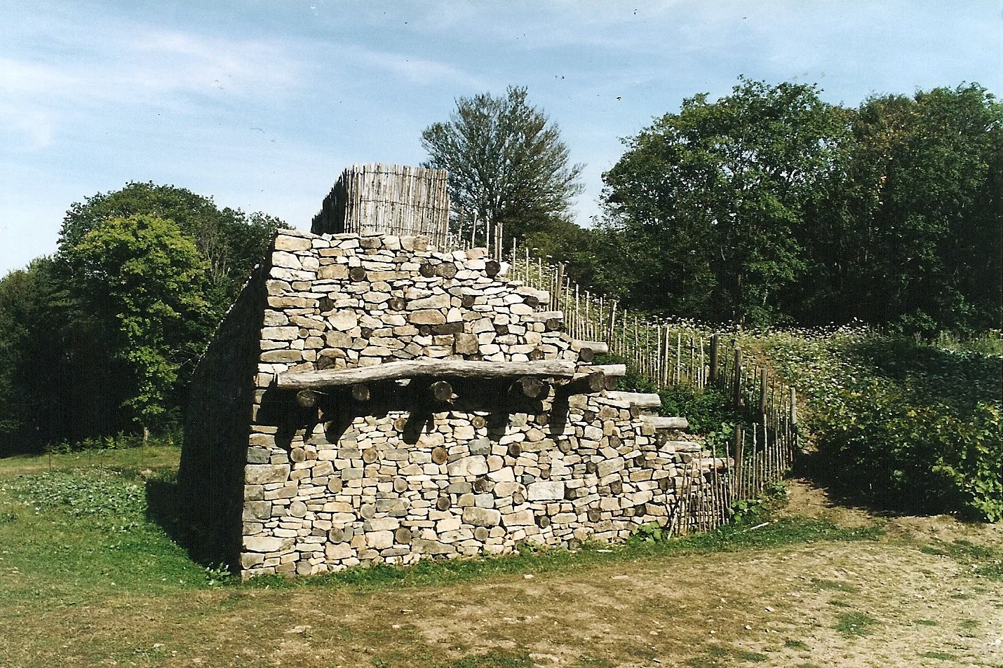 Restitution du rempart gaulois à la porte du Rebout de Bibracte