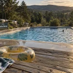 Camping Morvan piscine : bord de piscine et nageurs au Morvan