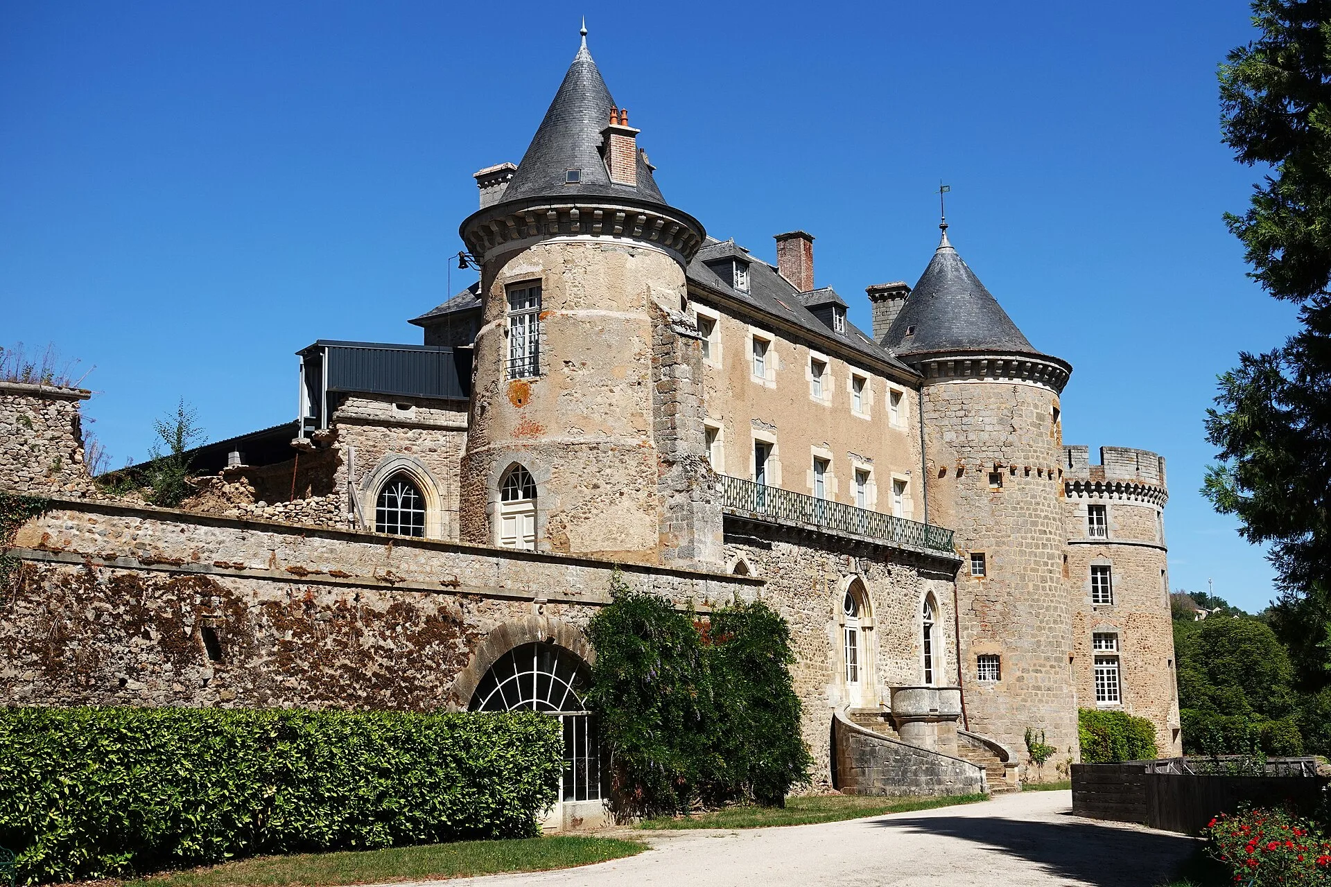 Tours et façades du château de Chastellux au-dessus des terrasses