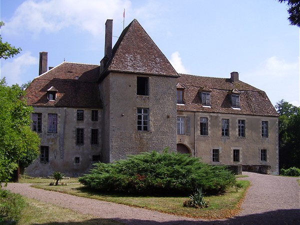 Façade et tour du château de Lantilly à Cervon