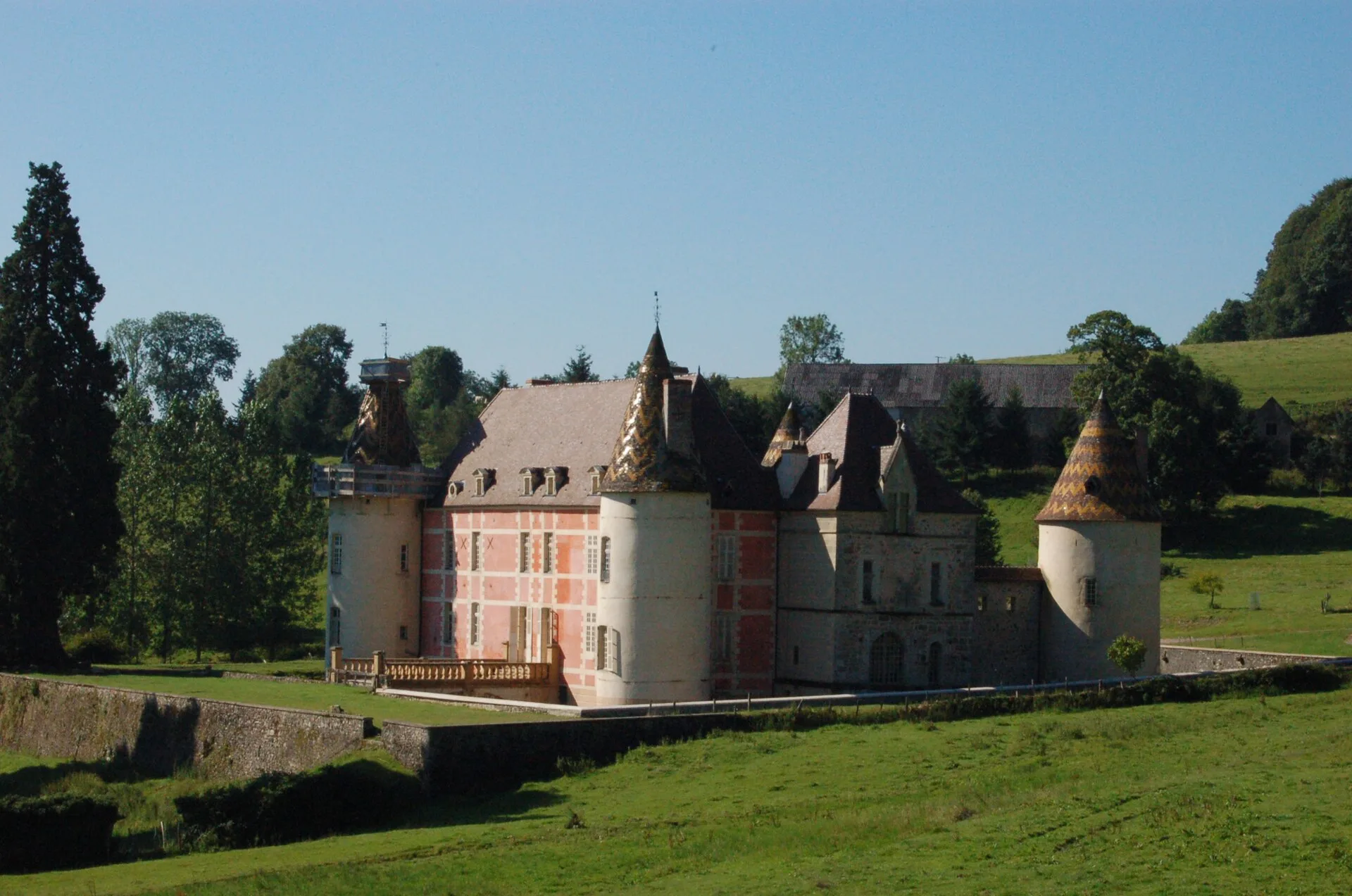 Château de Ménessaire et toitures en tuiles vernissées