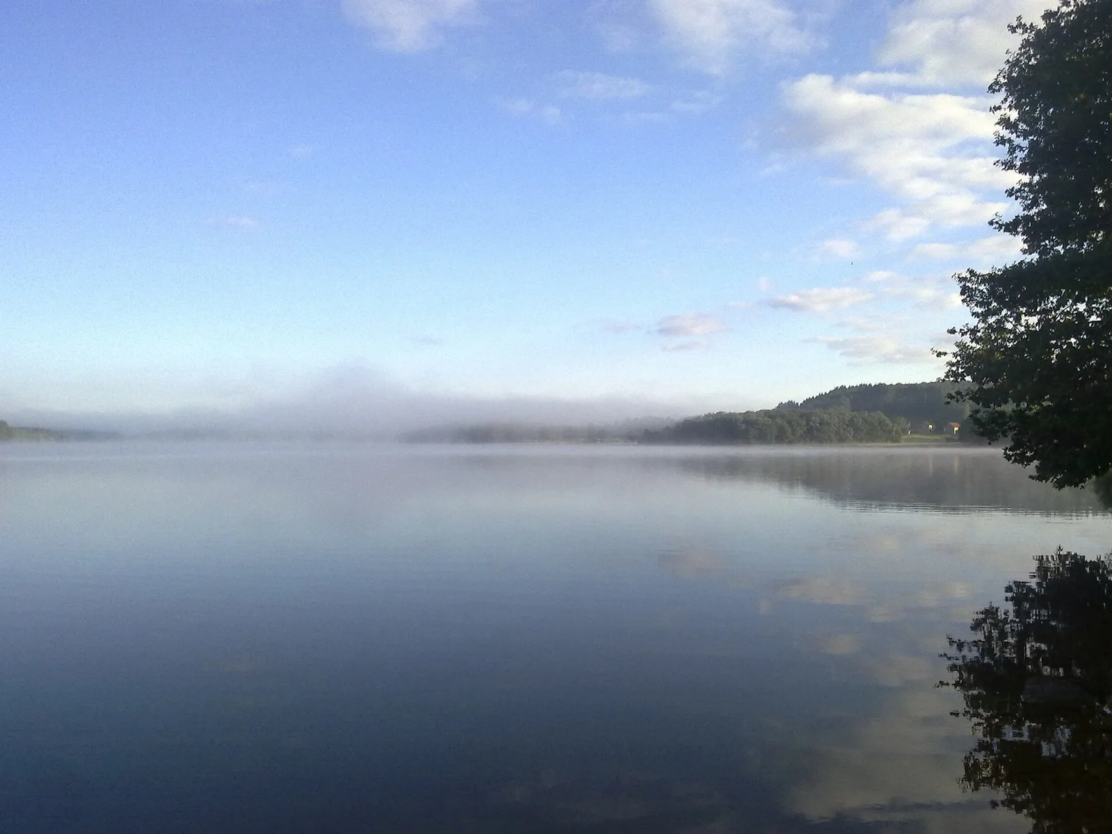 Les rives du lac de Saint-Agnan dans le Morvan.