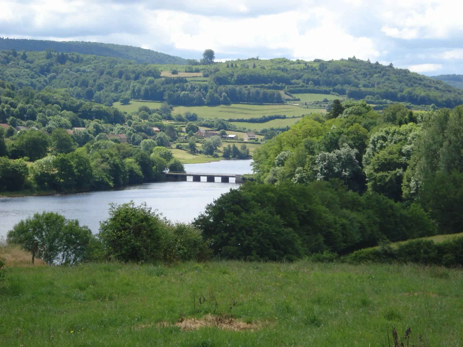 Le lac du Crescent vu vers l’amont et le pont de Queuzon.