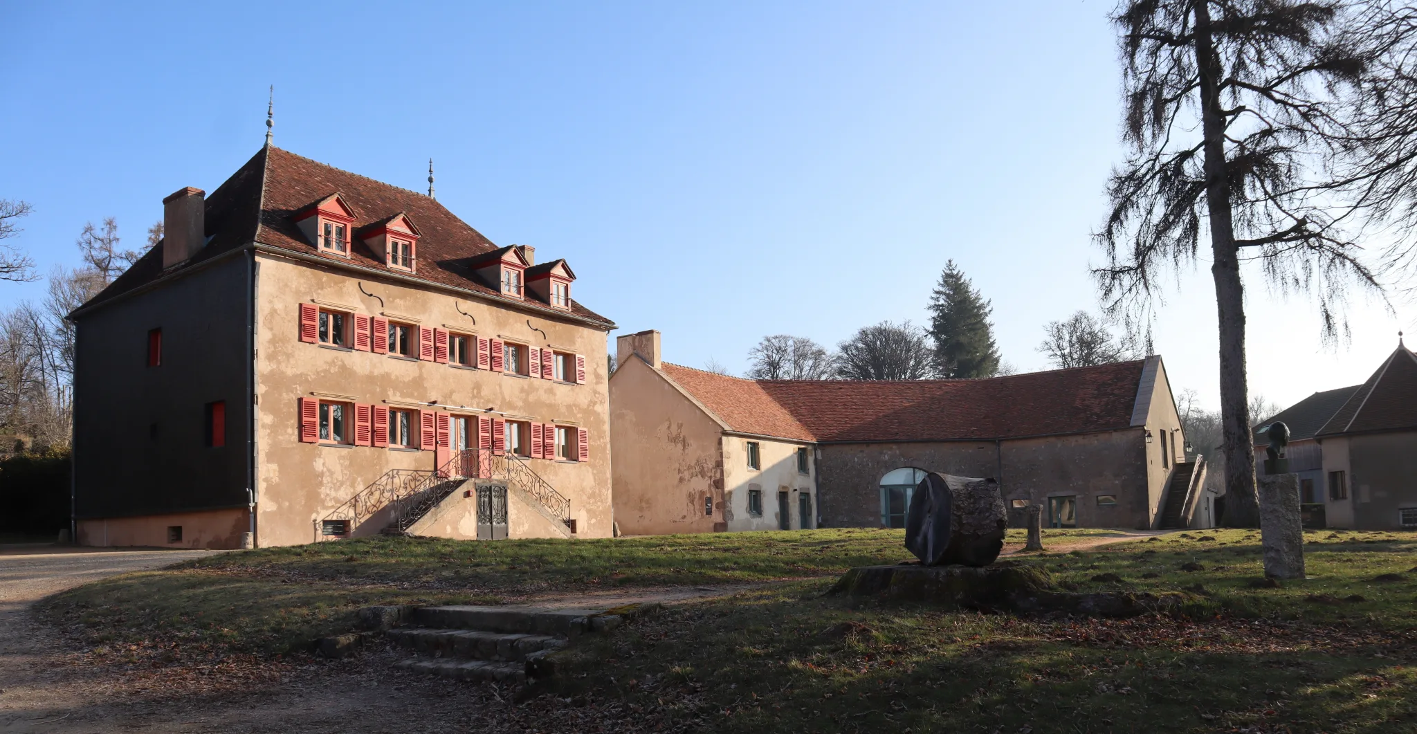 Le château et une aile du domaine de la Maison du Parc à Saint-Brisson