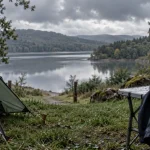 montigny en morvan camping : tente au bord du lac de Pannecière
