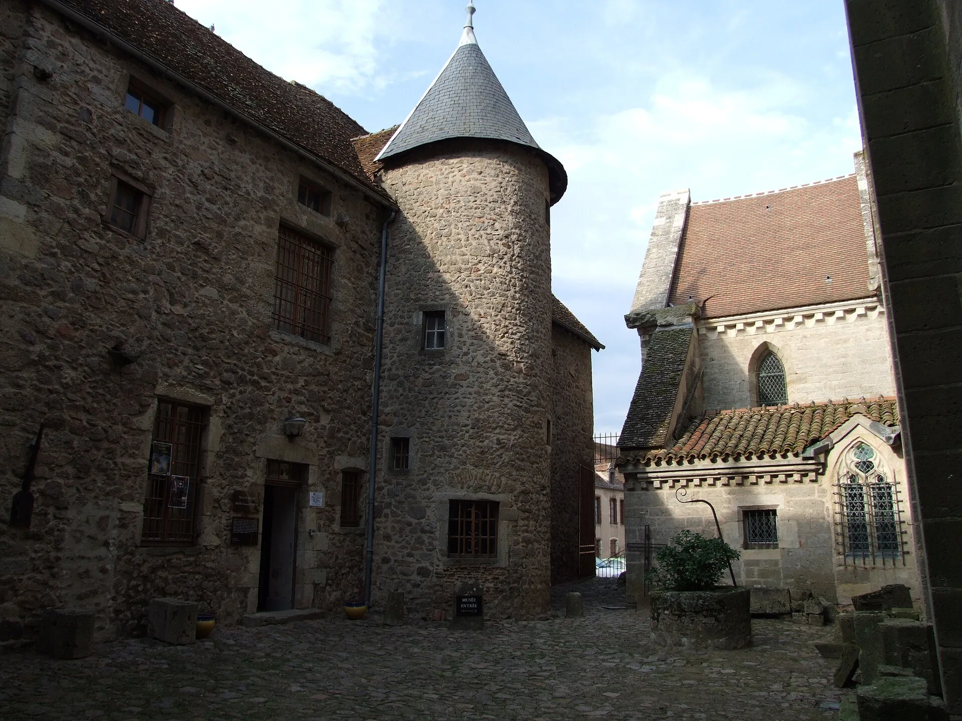 La cour du musée François Pompon à Saulieu, à côté de la basilique Saint-Andoche