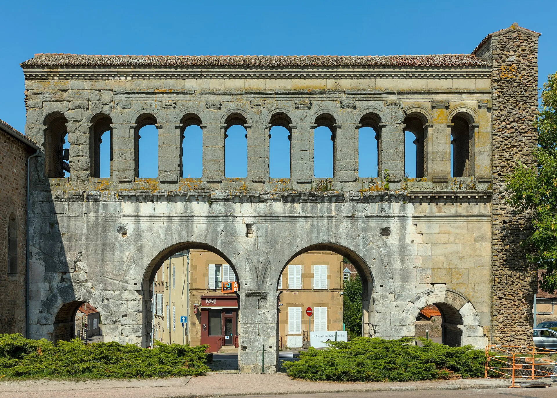La porte Saint-André à Autun et sa galerie d'arcades
