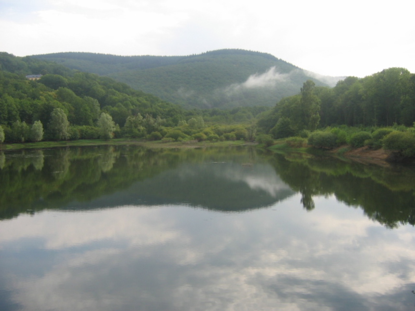 Le lac de Pannecière entre les versants boisés du Morvan.