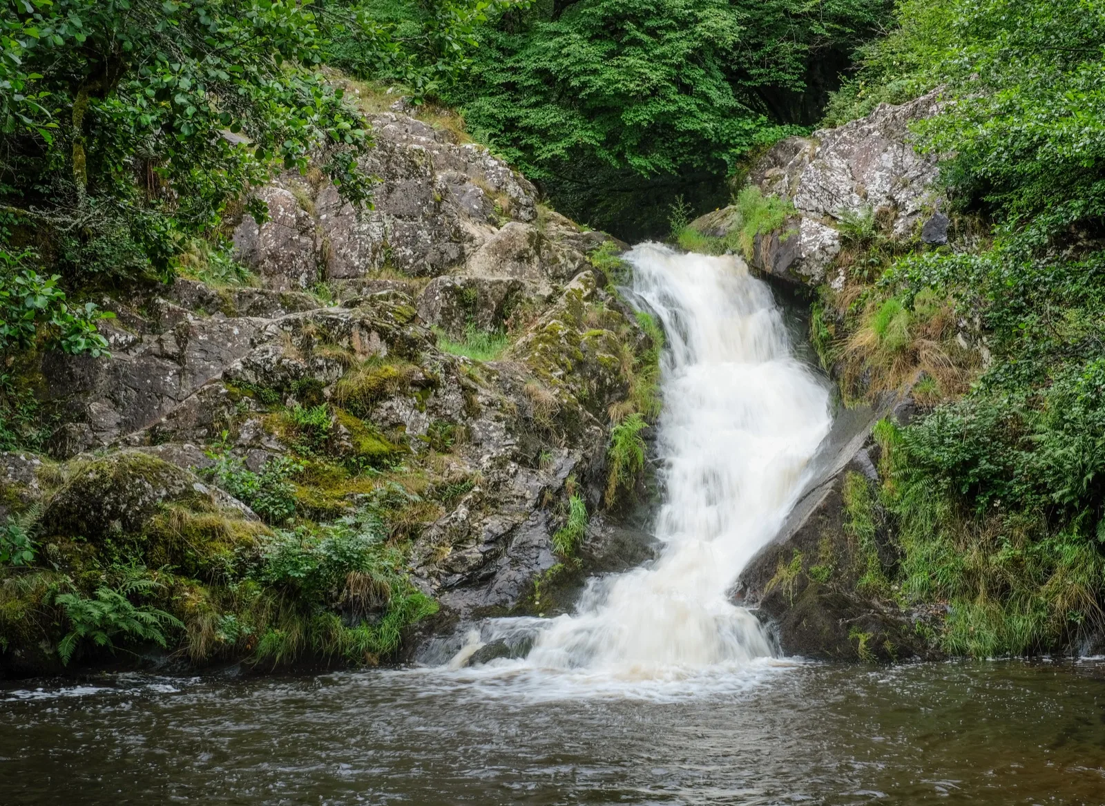 Le Saut de Gouloux dans son cadre boisé