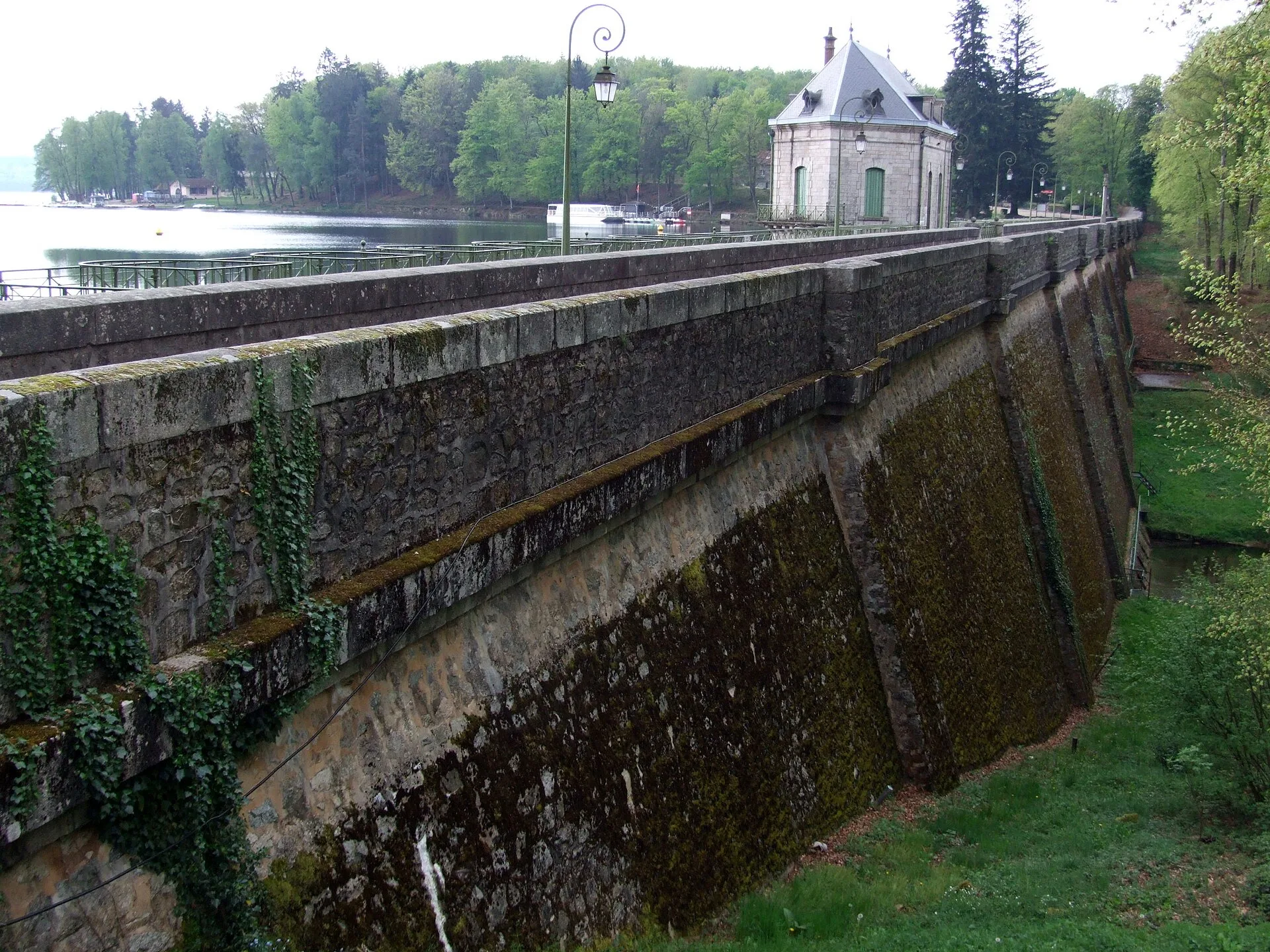 Le lac des Settons et son barrage en granite.