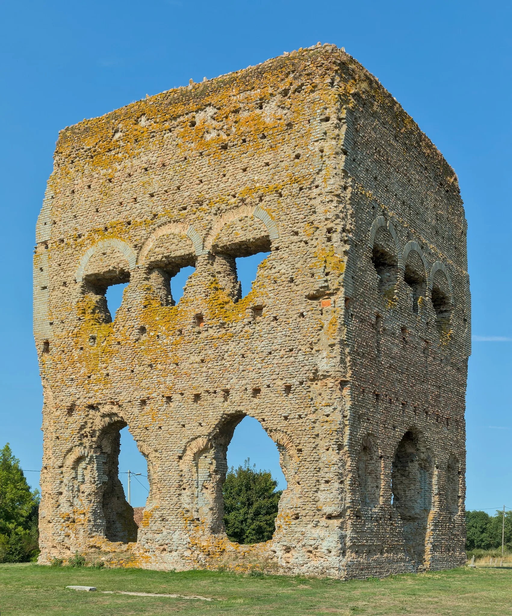 Les deux grands murs conservés du temple de Janus à Autun