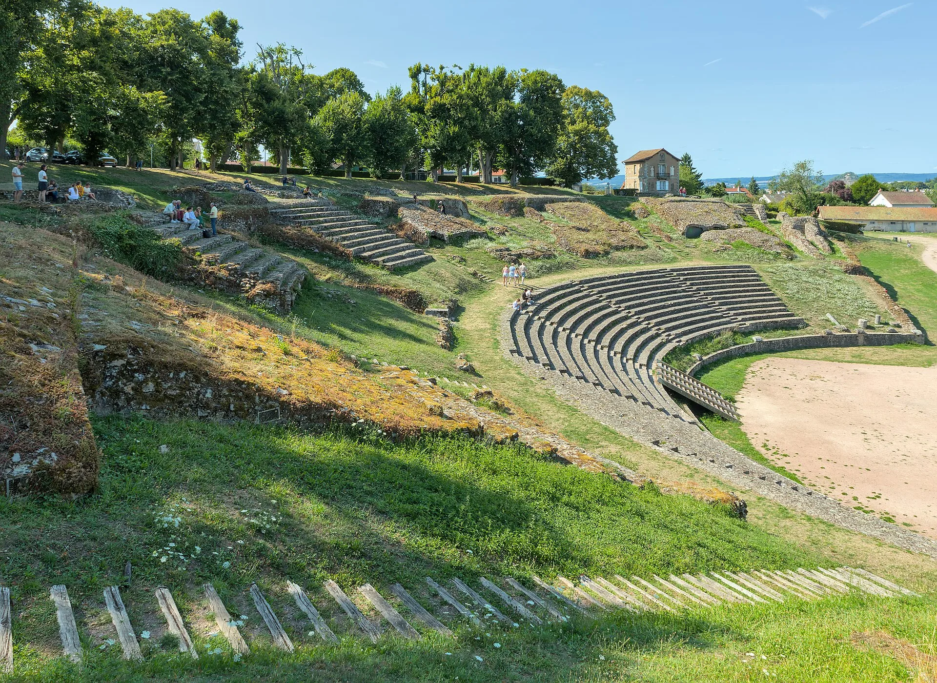 Les gradins et l'espace central du théâtre romain d'Autun