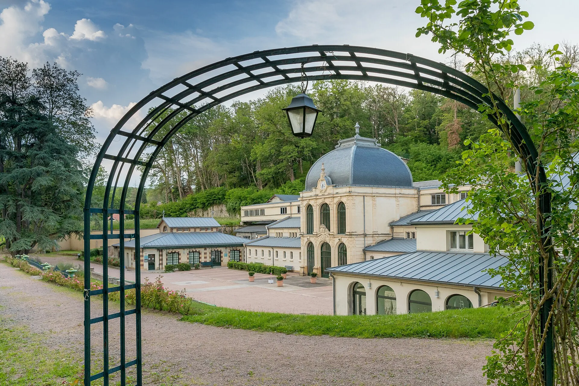 Façade et dôme des thermes de Saint-Honoré-les-Bains, devant le parc